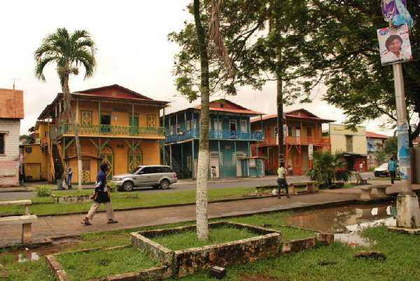 Bunte Häuser in Stadt Colon