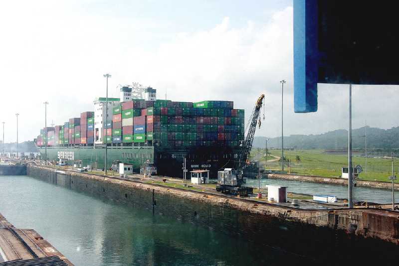 Containerschiff im Panamakanal