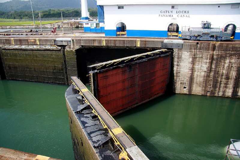 Gatun-Schleuse, Schleusentor öffnet sich