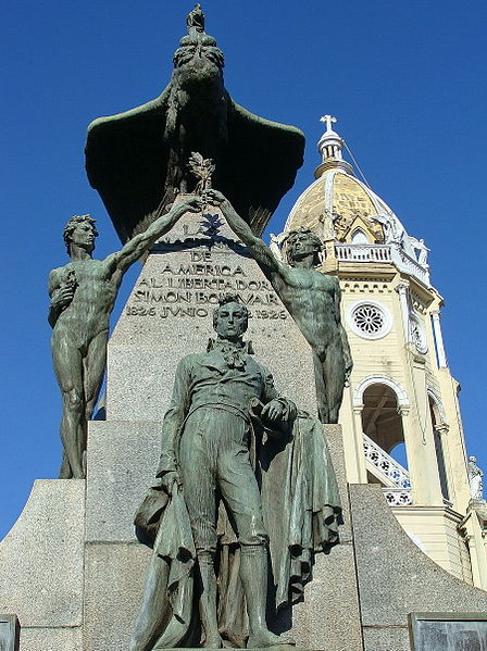 Plaza Bolivar - Statue